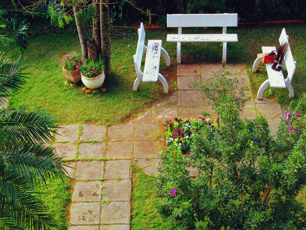 Tarasy i balkony w ogrodzie – porady aranżacyjne